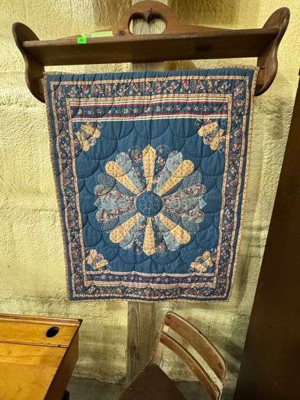 200 - 41 wall hanging quilt display. 38" wide