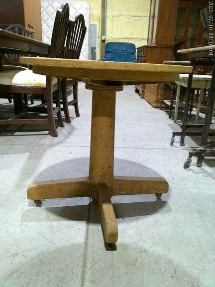 303 - 25 Round accent table 2' diameter x 2' tall, chipping paint