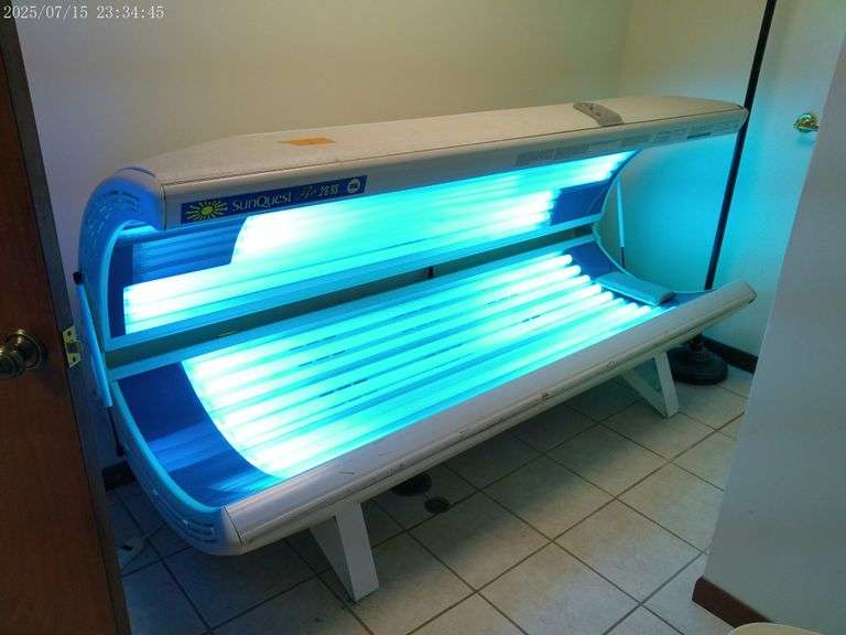 Sun quest Pro 26 RS tanning bed. Cracked hood, missing on/off switch. Tested, does work. In basement
