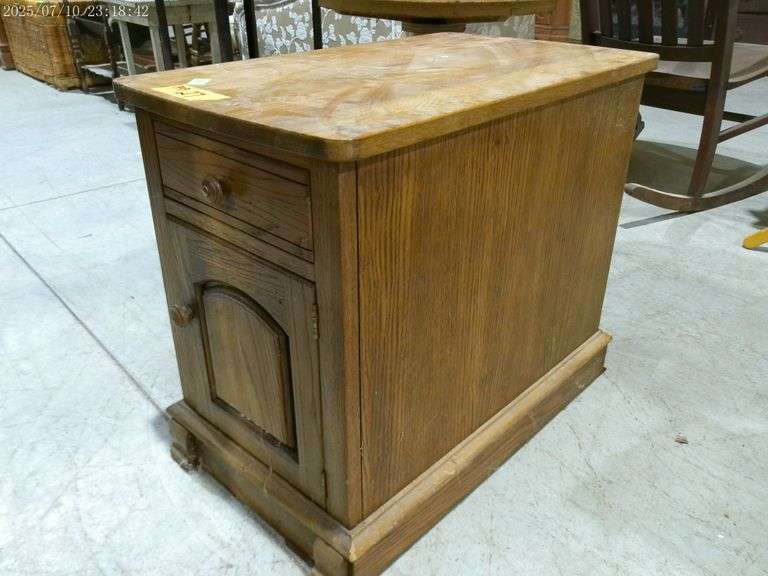 303 - 27 Solid oak end table with magazine rack. 15" wide x 25" deep x 21" tall