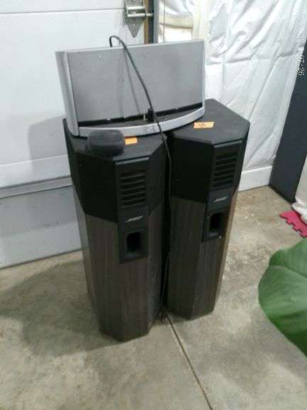 Bose radio and 2 tower speakers 32 inches tall- untested