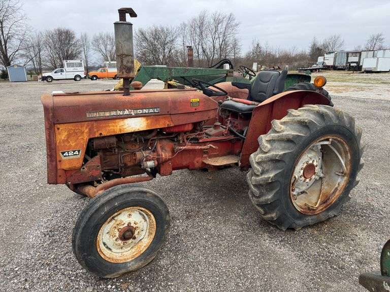 IH 424 utility tractor wide front not running, condition unknown very bad left rear wheel and tire