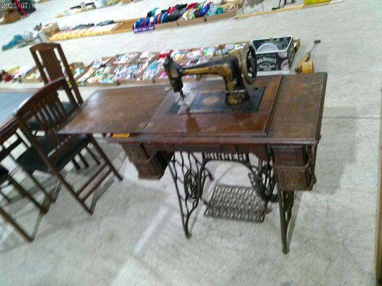 409 - antique Singer treadle sewing machine. Handle missing on 1 drawer