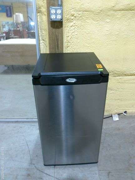 410 - Whirlpool small refrigerator 34" tall, very clean