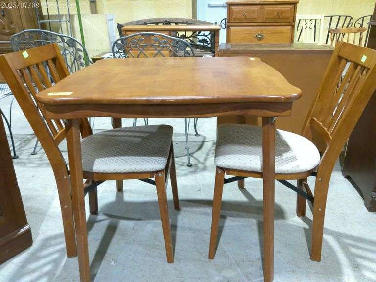 352 Table folding and two folding chairs. Top is 32"x32"