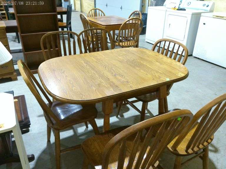 352 Oak table and 6 chairs. Table is 38"x36"