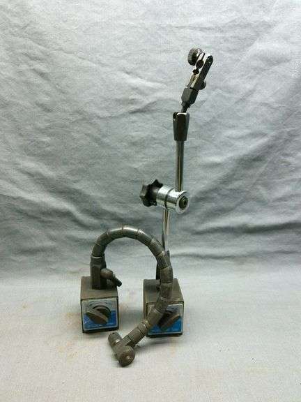 Pair of magnetic holders