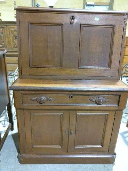 353 Vintage wood secretary/desk that combines a desk with storage compartments. Drop-front with leat