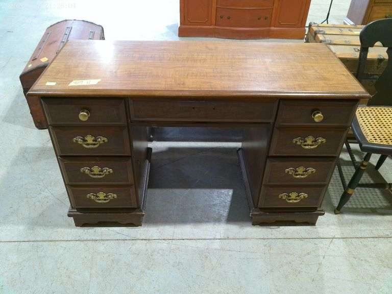407 - wooden knee hole desk. Drawer handle is missing, some scratches