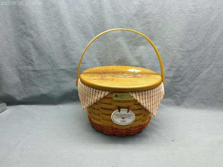 Longaberger Homestead Collectors Club edition basket with liner and lid 1999