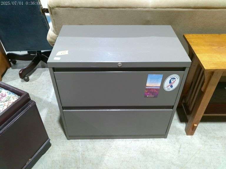 504- 2 drawer legal size metal file cabinet. Top drawer will not open.