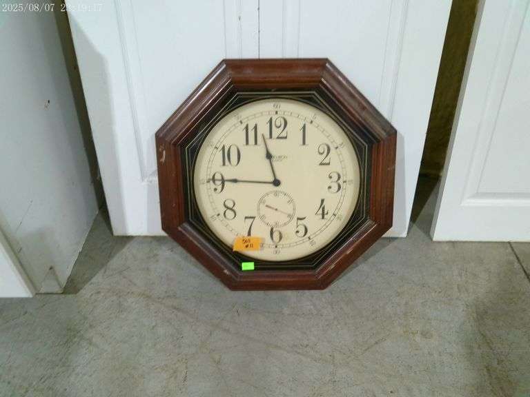 503- Verichron battery wall clock