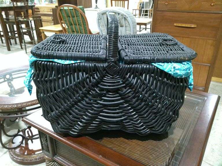 450- Black picnic basket with cloth liner