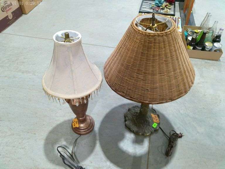504- Dresser lamp with bronze-like base and beaded shade, 24", works. Metal base lamp with wicker sh