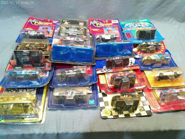 Box of 20 cars 1:64 scale