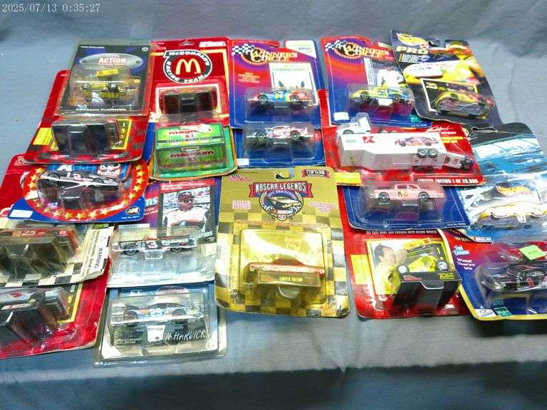 Box of 20 cars 1:64 scale