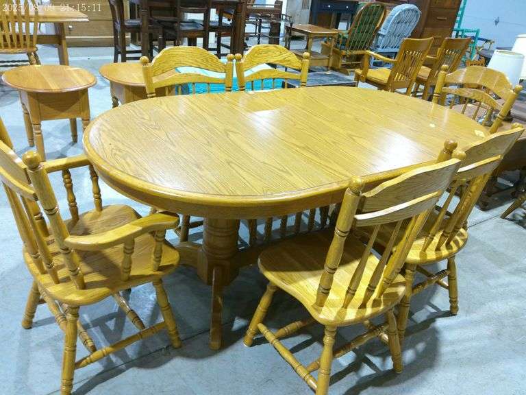 452 - Oak dining room table and 6 chairs-ends are 2 captains chairs. Table has 2-12" leaves. Togethe