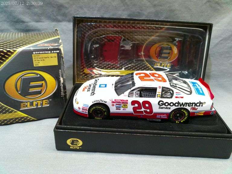 1:24 scale die cast car Elite - Kevin Harvich. In box