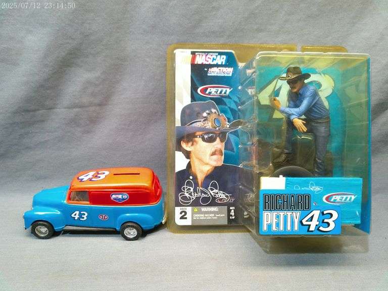 Richard Petty van bank, figurine in unopened package