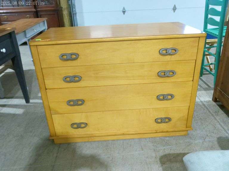 456 - 4-drawer chest of drawers 44"x21"x33". Chain link style drawer pulls