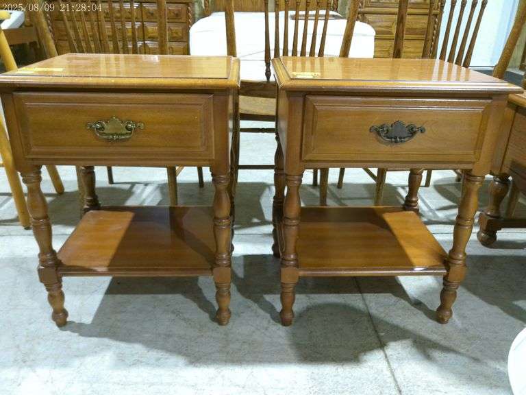 452 - Matching pair of Early American end tables with drawers. 20"x16"x25" tall. Very good condition