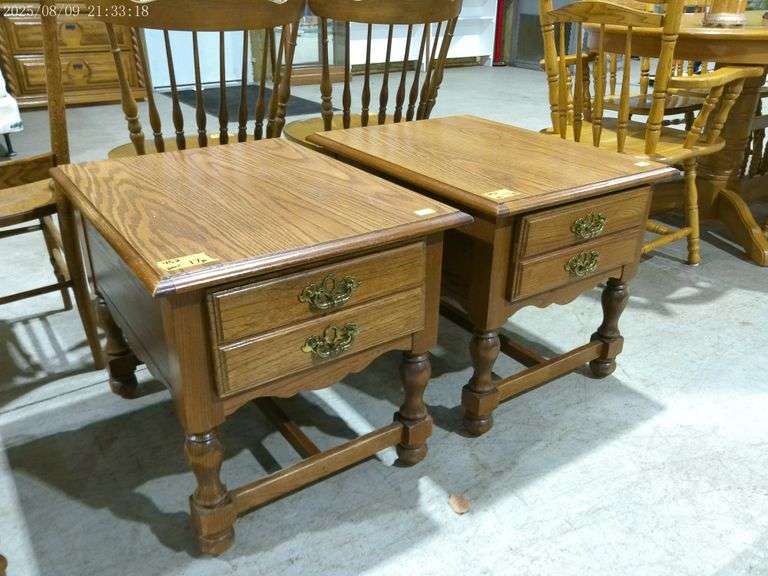 452 - Matching pair of Early American oak end tables with dovetail drawers. 21"x27"x21" tall. Very g