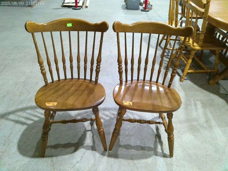 452 - 2 Windsor style wooden chairs. Very nice condition