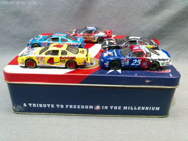 5 stock cars 1:64 scale in collectible tin