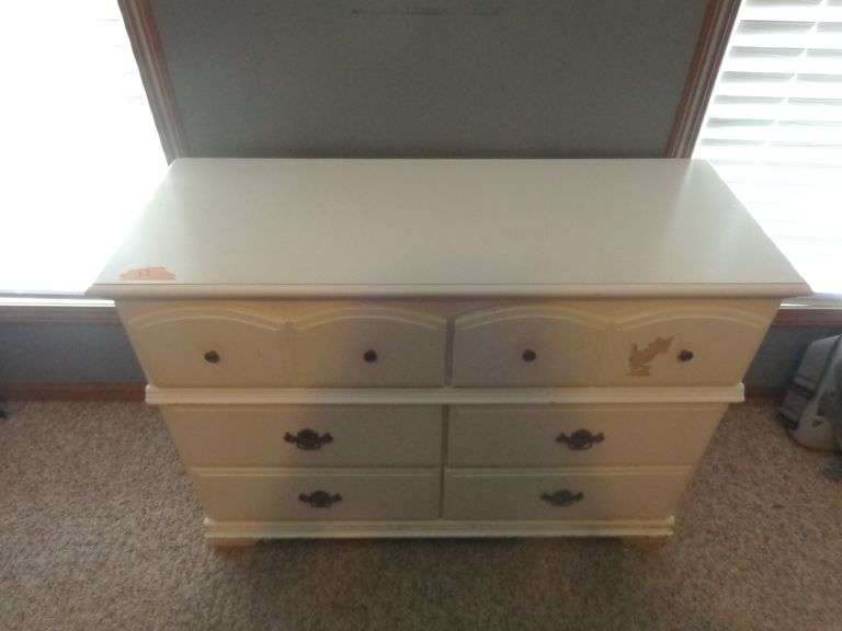 6 Drawer Dresser. 44.5" wide x 31" tall x 17.5" deep. See pictures for condition. Located on ground 