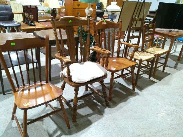565 - 5 assorted wooden chairs. Condition is good except for one needing glued on lower spindles (se