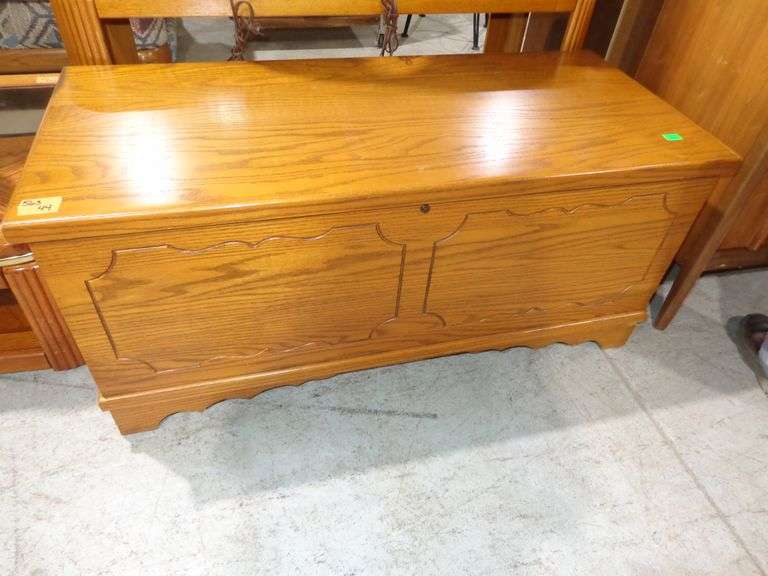 563 - Oak/cedar blanket chest in very nice condition. Hinges are good and the finish is good. 46"x20