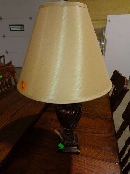563 - End table lamp, in good condition. 30" tall