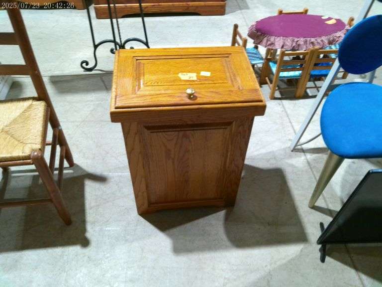 563 - Oak trash bin. 20"x13"x26"