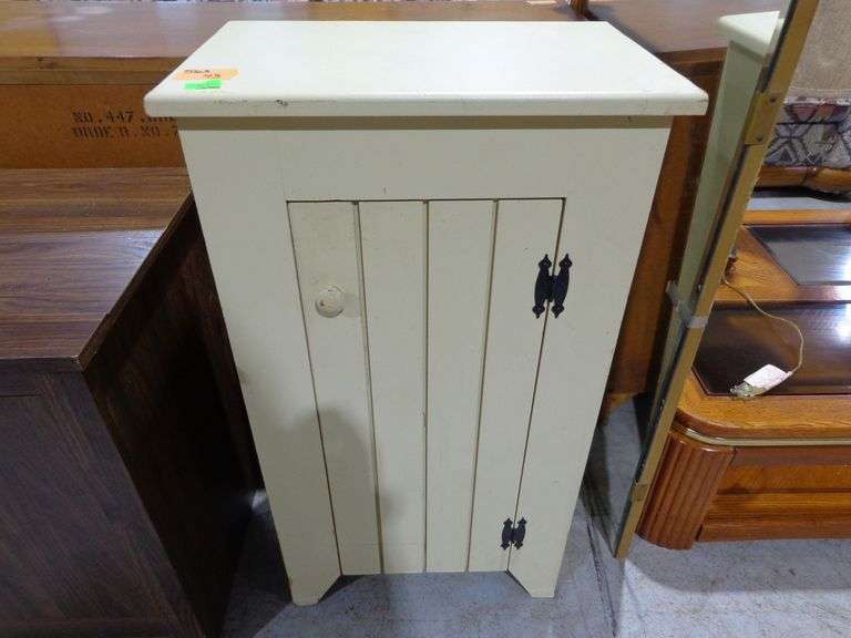 563 - Small ivory colored wooden assent cabinet - latch has issues. 3 shelves inside, 20"x12"x35"tal