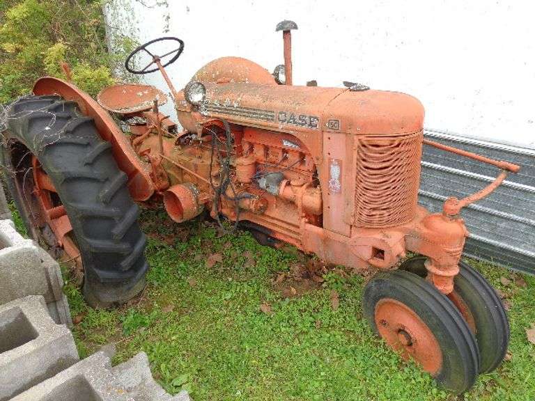 SC Case Tractor. Wheels in very bad condition. Not running. Condition of engine unknown. See picture