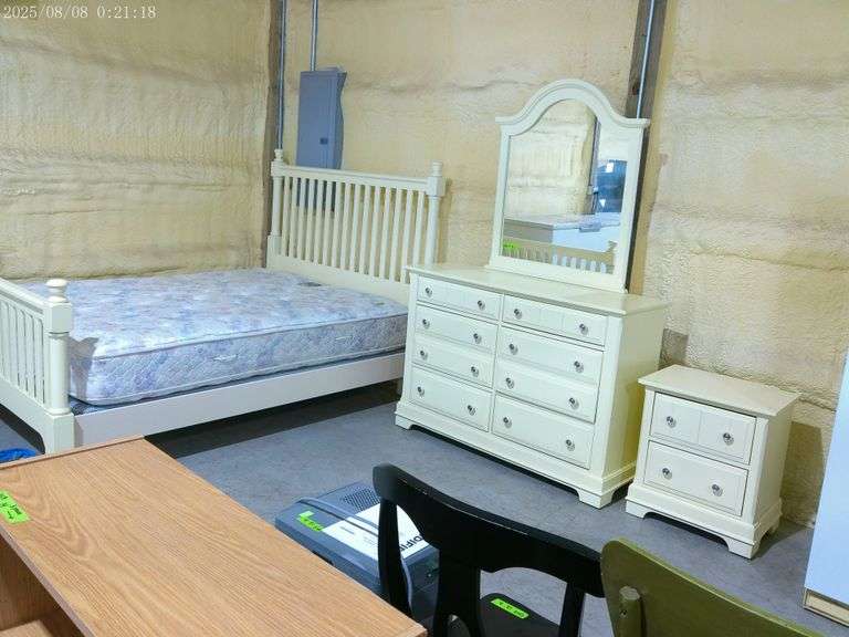 606 – Farmhouse yellow bedroom suite. Queen bed with Sealy Posturepedic mattress and box springs, dr