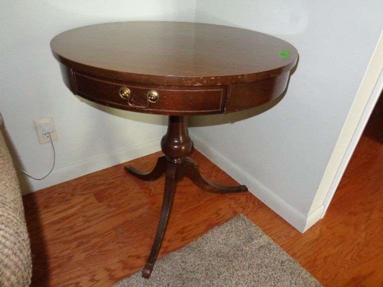Round lamp table Duncan Phyfe style dark wood