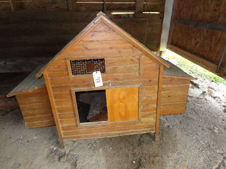 small wood chicken coup, some damage on lid