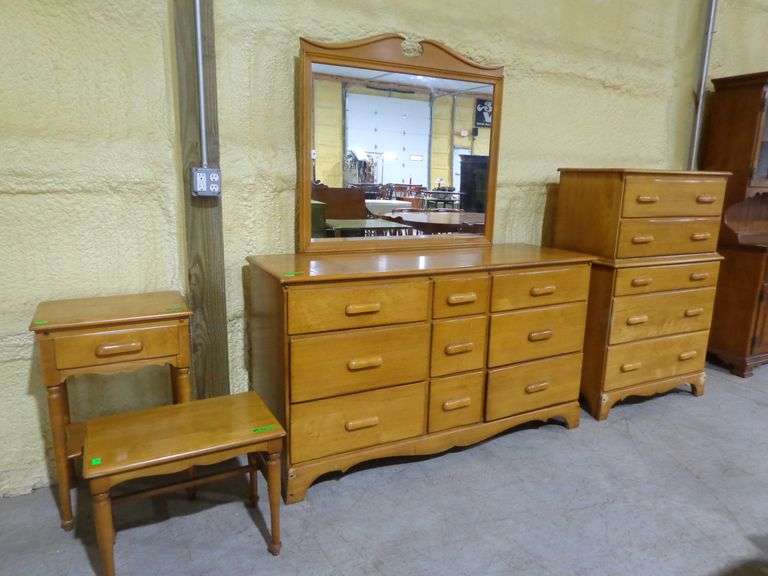654 - 4 pieces of bedroom furniture, Peter Klerner furniture from Corydon, Indiana. Dresser with mir