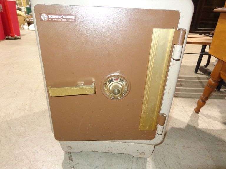 654 - Keepsake safe with combination. In good condition