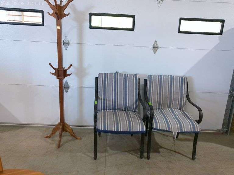 604 – hall tree made of composite material and two patio chairs with cushions
