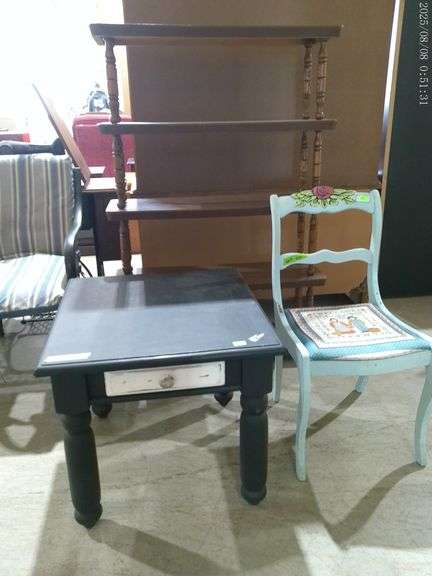 603 – bookshelf with five shelves made of composite material, unsteady. Decorative accent chair, bla