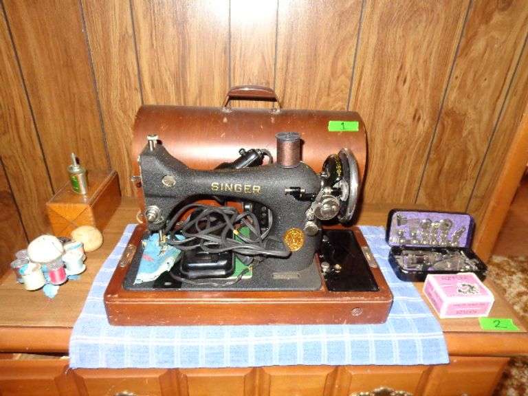 Vintage Singer sewing machine in wooden case, accessories, a lot of thread!
