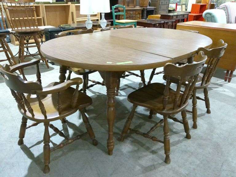 604- Dining room table with veneer top, 6 chairs including 2 captain chairs and 4 side chairs, table