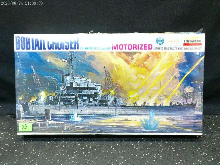 Bobtail cruiser U.S. Navy missile assault ship model, 1:160 scale