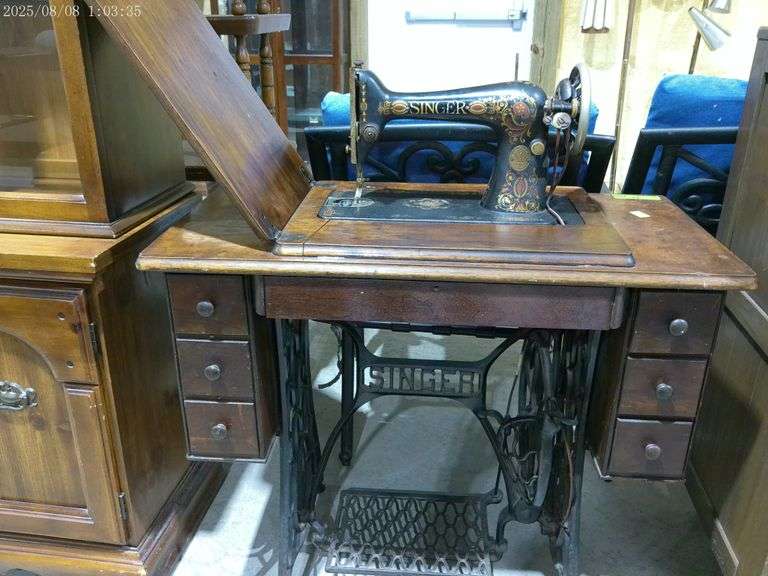 604 – Vintage Singer treadle sewing machine, cabinet and machine