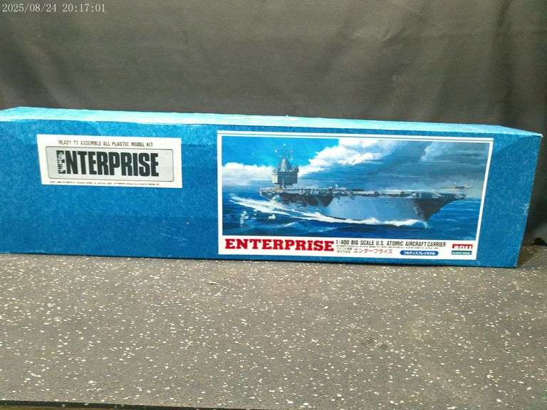 US Atomic Aircraft Carrier model 1:400 scale