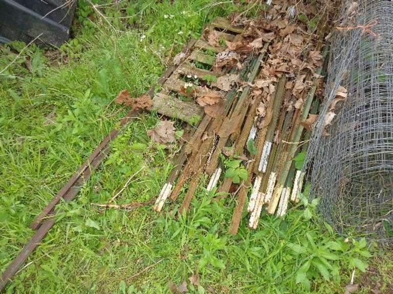 Lot of assorted T posts. Partial roll of fencing.