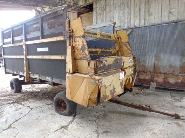 Arts Way silage wagon, 19ft long fair condition 2 tires are flat