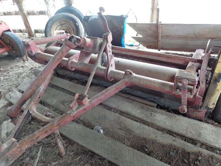 New Holland 404 pull type hay crimper, tires need replaced